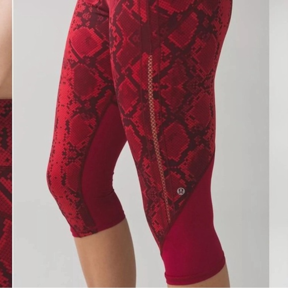 Lululemon Womens Size S Mini Ziggy Snake Red Tide Cranberry Vent It Out Crop K - Picture 2 of 11
